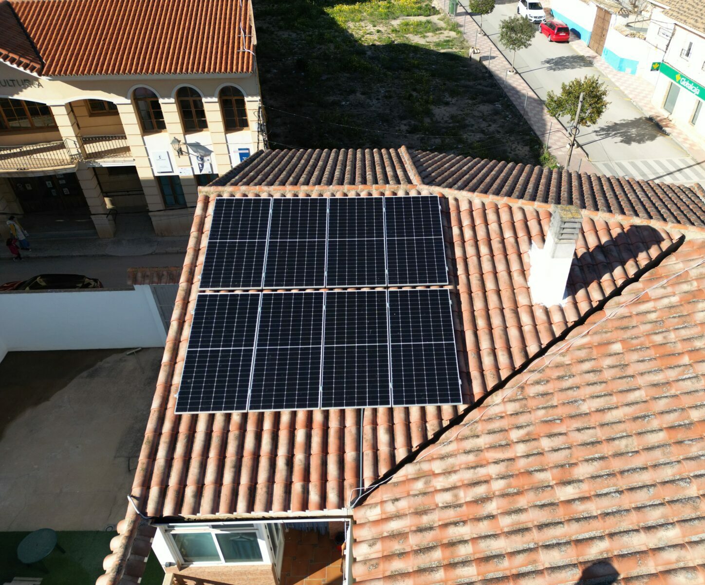 Autoconsumo fotovoltaico con vertido de excedentes para una vivienda sobre cubierta d