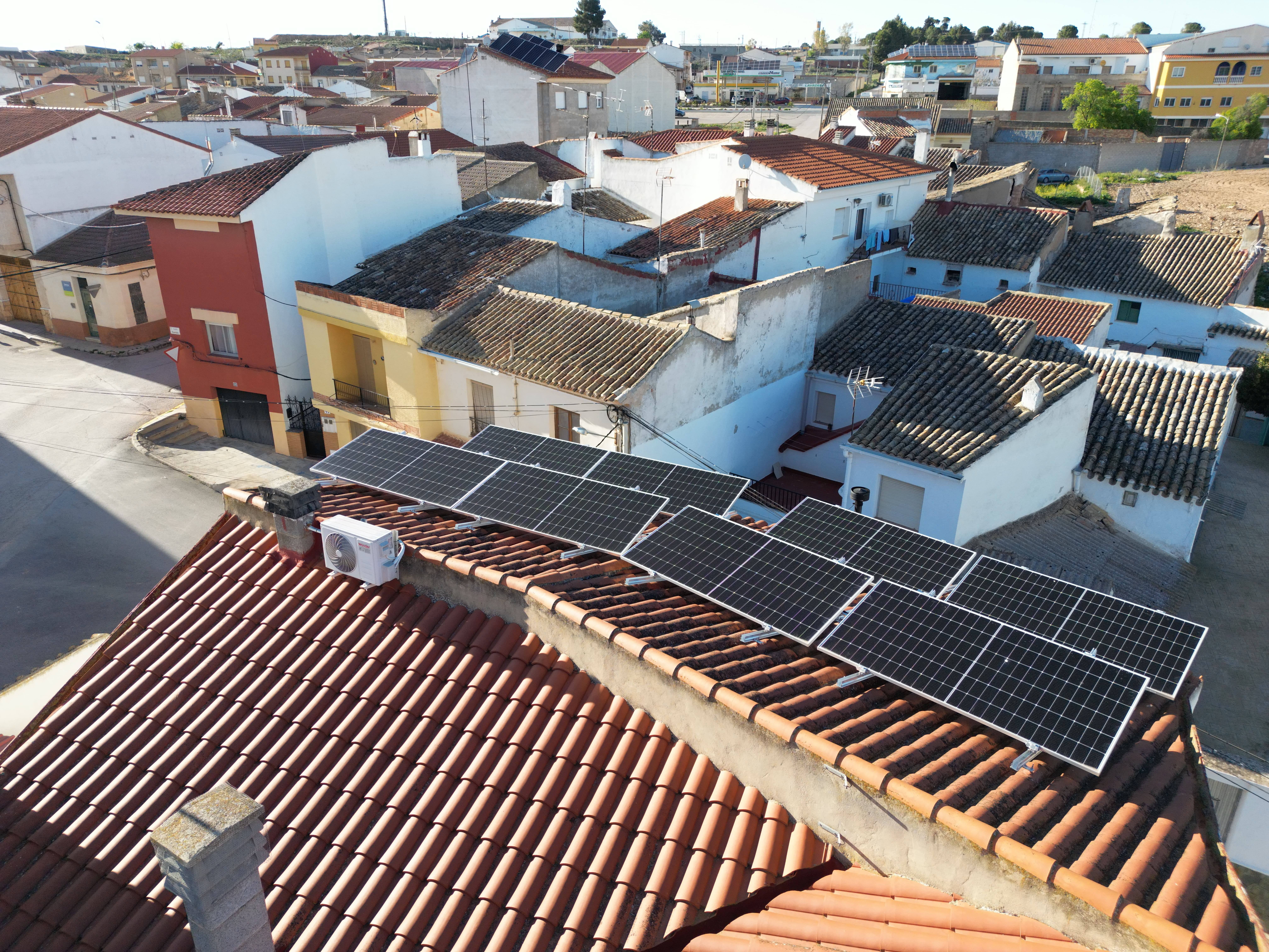 Autoconsumo fotovoltaico con vertido excedentes para una vivienda en teja.